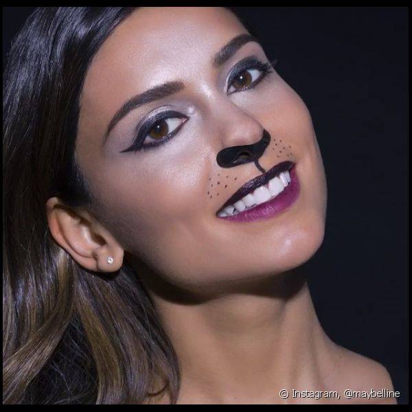 Superf?cil e bem feminino, a maquiagem de gatinho pode ser feita com um delineador preto e um batom escuro Foto: @maybelline